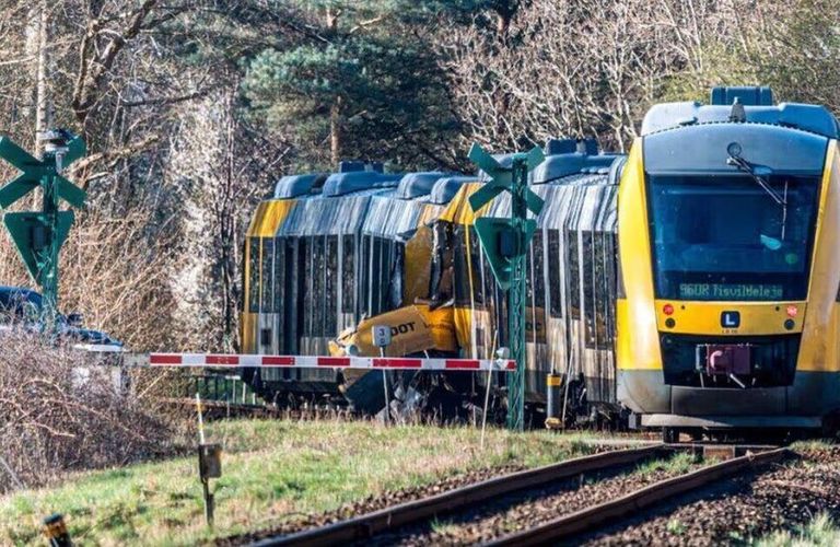 إصابة 17 شخصًا في حادث تصادم قطارين بالدنمارك - صورة 1