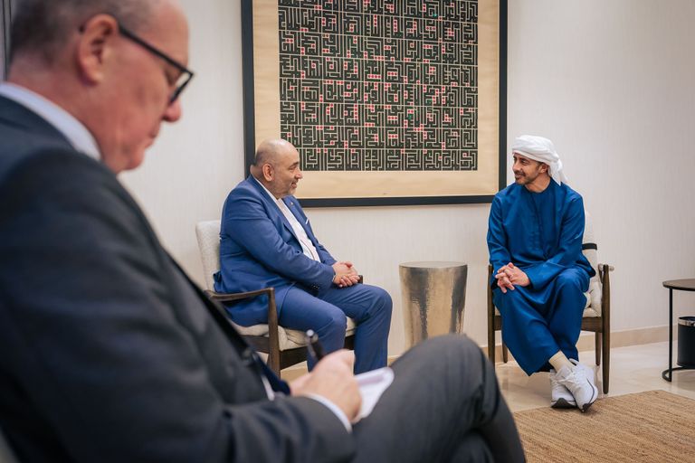 عبدالله بن زايد ونائب رئيس البوندستاغ الألماني يبحثان تطورات الإقليم - صورة 1