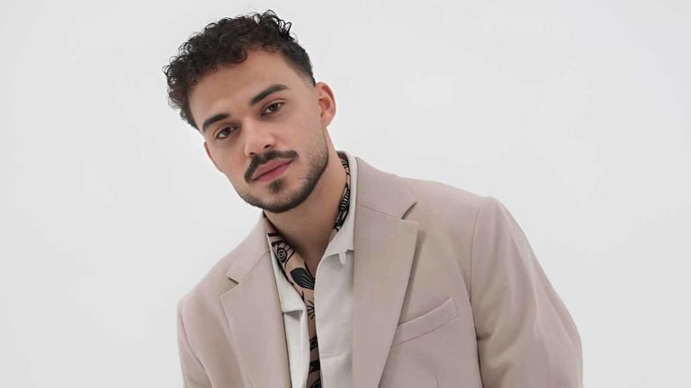 والده تبرأ منه.. التفاصيل الكاملة لأزمة الفنان حسام السيلاوي وملاحقته قضائيا - صورة 3