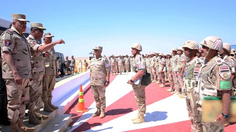 وزير الدفاع يشيد بـ&laquo;الجاهزية القتالية&raquo;.. مناورة بالنار للجيش المصري - صورة 1