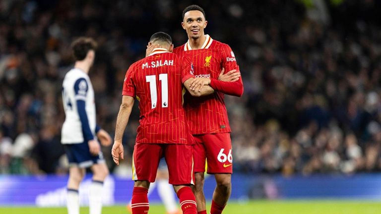 بكى مع والدته.. قصة لاعب حزن صلاح لرحيله عن ليفربول - صورة 1