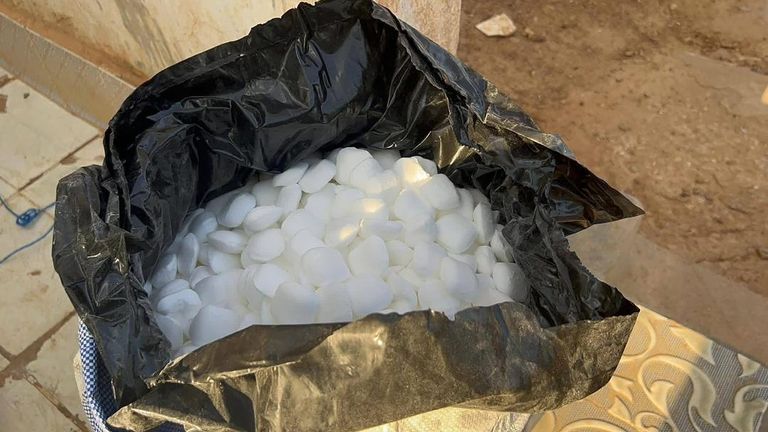 الجمارك اليمنية تحبط تهريب مواد كيميائية خطرة - صورة 1