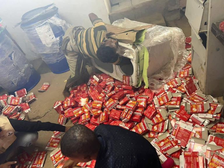 الجمارك اليمنية تحبط تهريب مواد كيميائية خطرة - صورة 2