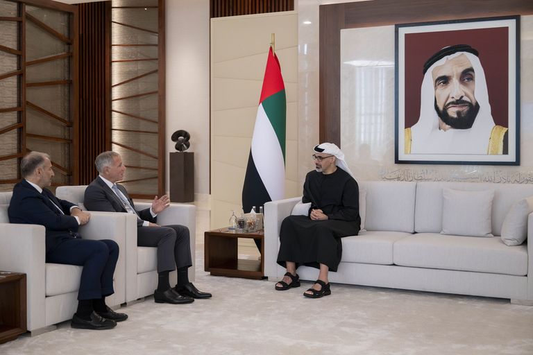 خالد بن محمد بن زايد يلتقي الرئيس التنفيذي لمجموعة &laquo;إتش إس بي سي&raquo; - صورة 1