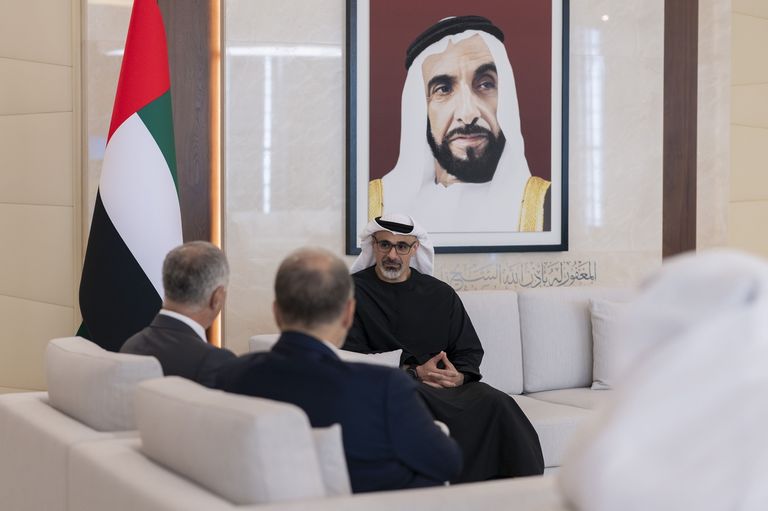 خالد بن محمد بن زايد يلتقي الرئيس التنفيذي لمجموعة &laquo;إتش إس بي سي&raquo; - صورة 2