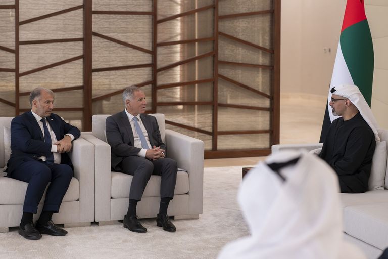خالد بن محمد بن زايد يلتقي الرئيس التنفيذي لمجموعة &laquo;إتش إس بي سي&raquo; - صورة 3