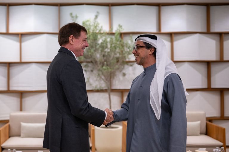 &laquo;اصنع في الإمارات&raquo;.. منصور بن زايد يشهد التوقيع على عقد شراء طائرات C-390 ميلينيوم - صورة 1