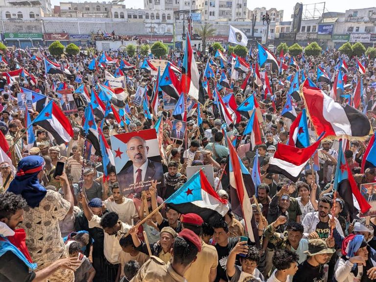 آلاف في عدن يجددون التفويض لـ&laquo;الانتقالي&raquo; حاملا للقضية الجنوبية - صورة 2