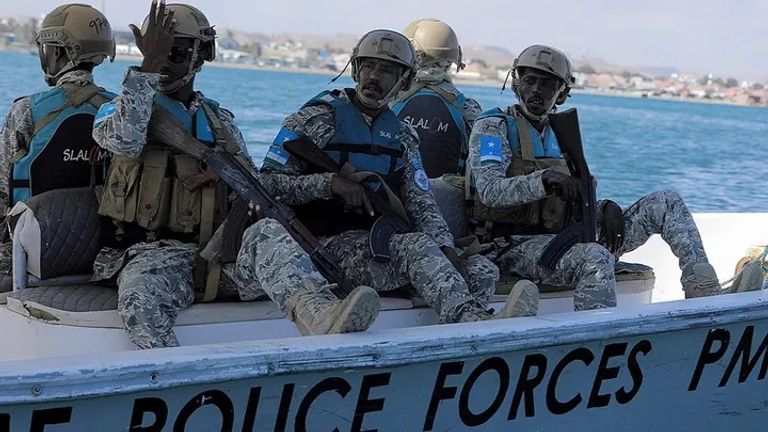شراكة الفوضى.. تحالف الحوثي والقراصنة تهديد يتجاوز الأمن إلى الاقتصاد - صورة 1