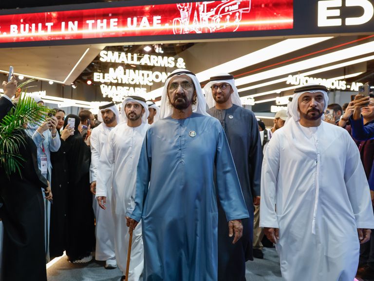 محمد بن راشد: القطاع الصناعي ركيزة استراتيجية لتنويع الاقتصاد الإماراتي - صورة 1