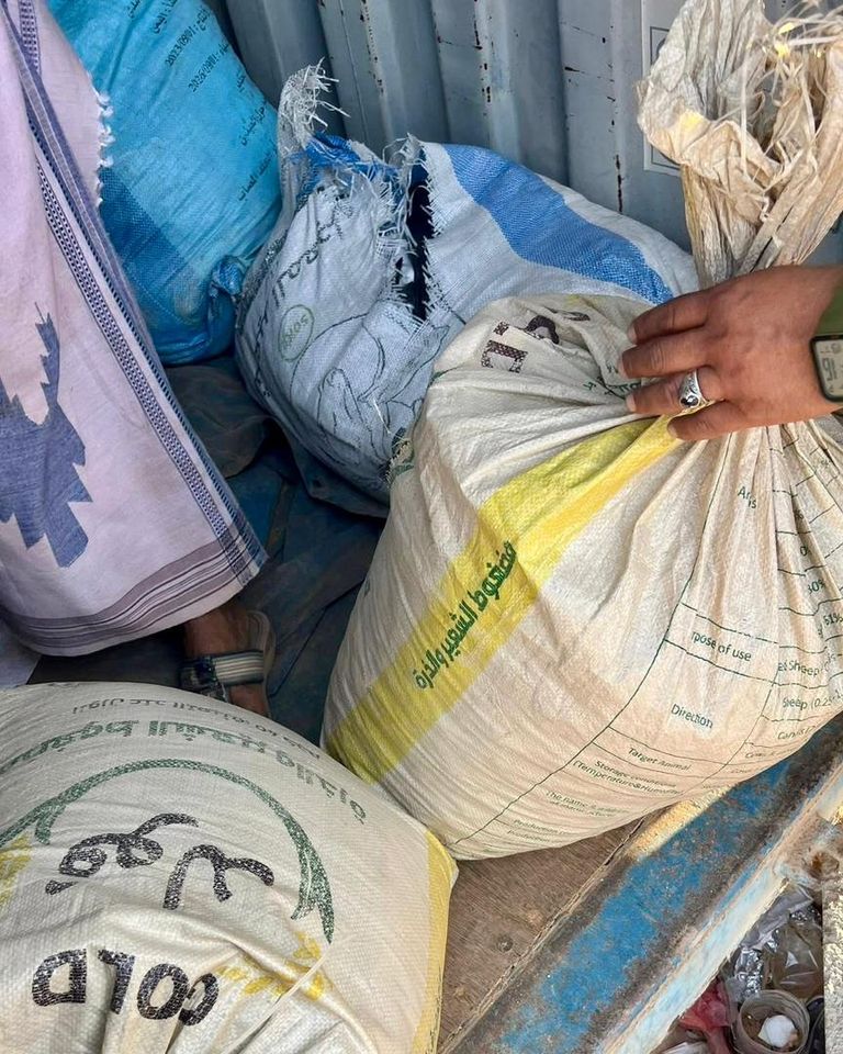 اليمن.. إحباط تهريب شحنة كبيرة من المواد الكيميائية الخطرة - صورة 4