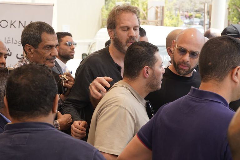 هل حضر شريف هاني شاكر جنازة والده؟ تفاصيل المشهد الكامل - صورة 2