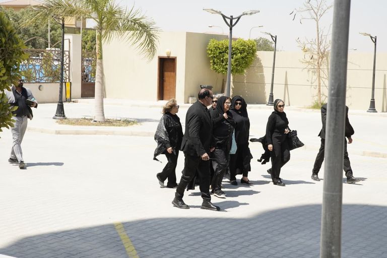 لبلبة وفيفي عبده وبوسي شلبي يتقدمن حضور جنازة هاني شاكر - صورة 2
