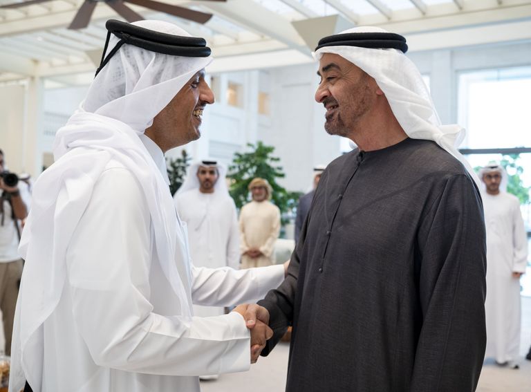 محمد بن زايد يبحث مع رئيس وزراء قطر العلاقات الأخوية والتطورات الإقليمية - صورة 1
