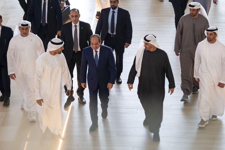 محمد بن زايد والسيسي يزوران مفرزة مقاتلات مصرية متمركزة بالإمارات - صورة 4