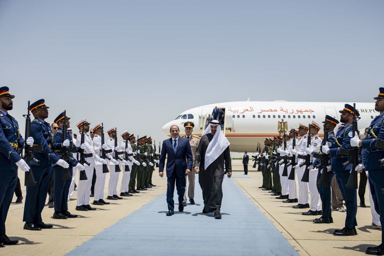 محمد بن زايد والسيسي يزوران مفرزة مقاتلات مصرية متمركزة بالإمارات - صورة 5