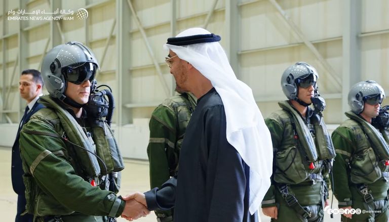 محمد بن زايد والسيسي يزوران مفرزة مقاتلات مصرية متمركزة بالإمارات - صورة 2