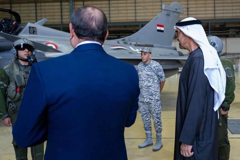 محمد بن زايد والسيسي يزوران مفرزة مقاتلات مصرية متمركزة بالإمارات - صورة 7