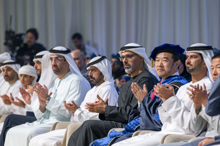جامعة محمد بن زايد للذكاء الاصطناعي.. خالد بن محمد بن زايد يشهد تخرج دفعة 2026 - صورة 1