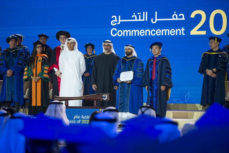 جامعة محمد بن زايد للذكاء الاصطناعي.. خالد بن محمد بن زايد يشهد تخرج دفعة 2026 - صورة 2