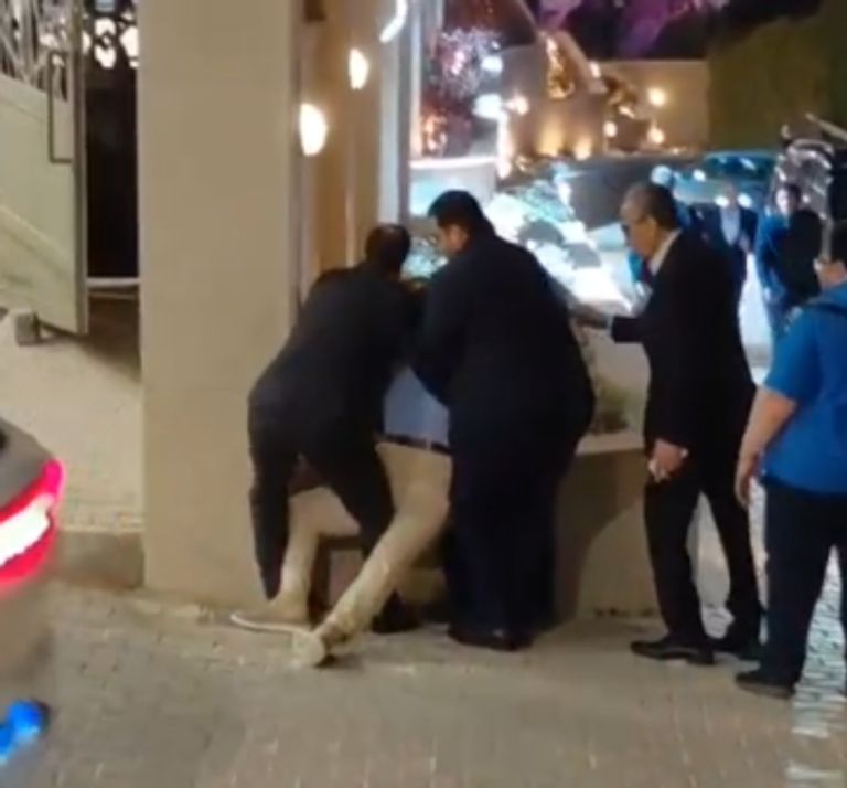 إغماء أحد المعزين في عزاء هاني شاكر.. ومحمد أبو داوود يتدخل لمساعدته - صورة 1