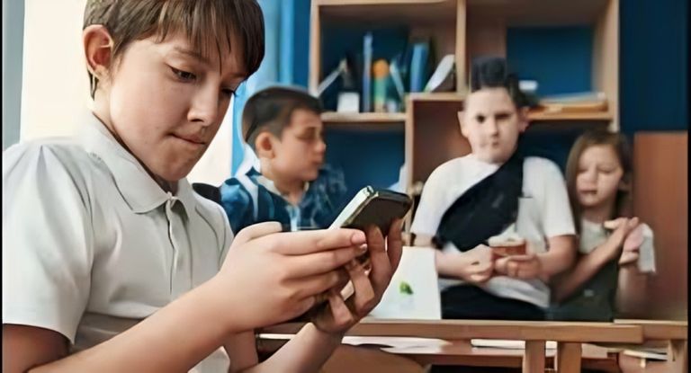 دراسة إسبانية تكشف نتائج غير متوقعة لحظر الهواتف المحمولة داخل المدارس - صورة 1