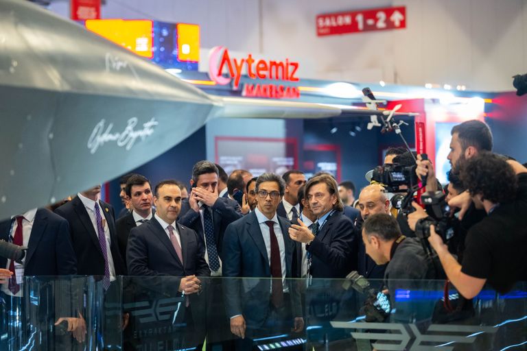 منصور بن زايد يتفقد معرض &laquo;ساها إكسبو 2026&raquo; خلال زيارته لتركيا - صورة 1