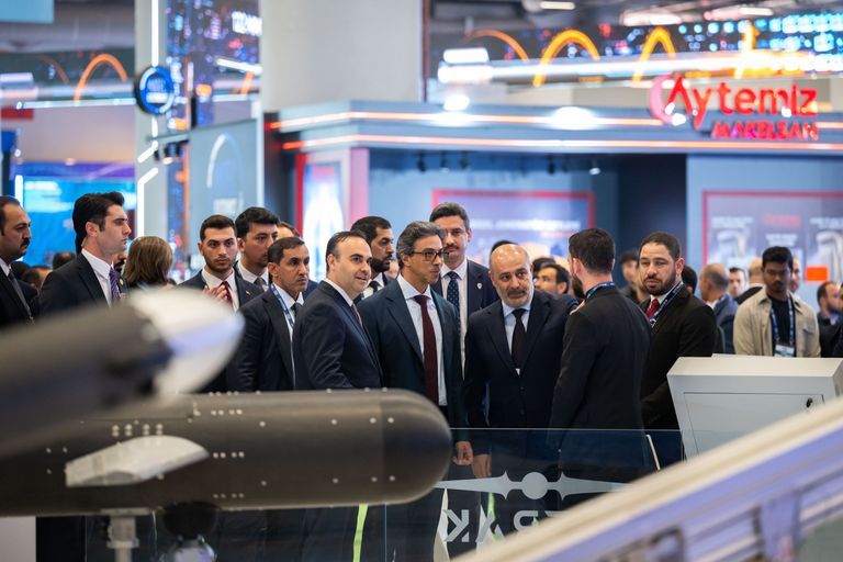 منصور بن زايد يتفقد معرض &laquo;ساها إكسبو 2026&raquo; خلال زيارته لتركيا - صورة 2