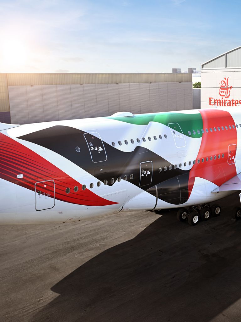 علم الدولة بتصميم جديد في &laquo;إيرباص A380&raquo;.. &laquo;طيران الإمارات&raquo; تحلّق بالفخر الوطني - صورة 1
