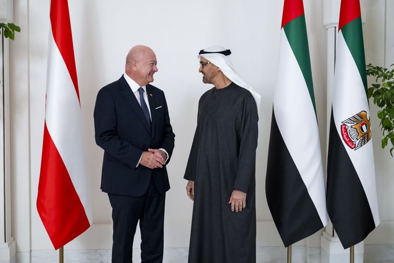محمد بن زايد يبحث مع مستشار النمسا تعزيز الشراكة الاستراتيجية الشاملة والتطورات الإقليمية - صورة 1