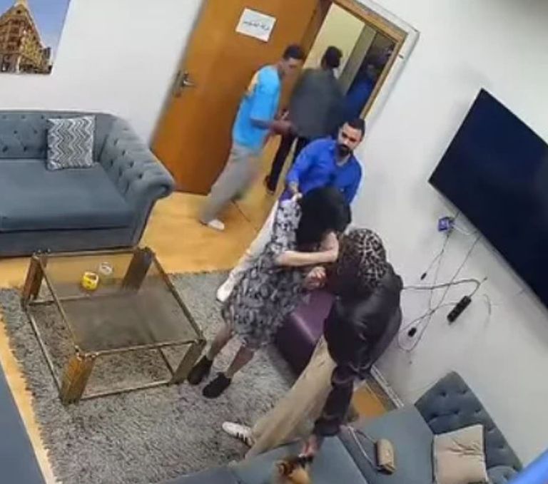أسد يهاجم مروة عبدالمنعم.. ونقلها للمستشفى فورا - صورة 1