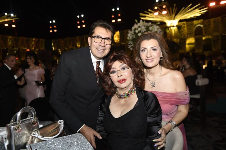 فستان أسطوري وأجواء ملكية.. تفاصيل زفاف ابنة باسل سماقية بحضور النجوم - صورة 10