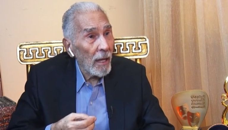 رغم نفي أسرته.. جثمان عبد الرحمن أبو زهرة يمر بمسجد حسين والمسرح القومي - صورة 1