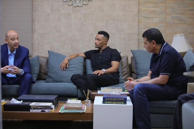 &laquo;بالأحضان&raquo;.. أول صور من صلح محمد رمضان وعمرو أديب - صورة 1