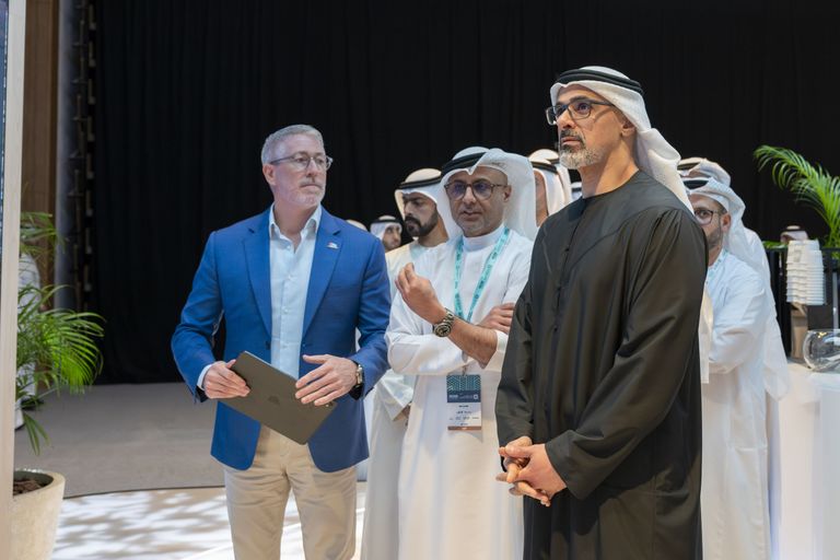 خالد بن محمد بن زايد يتفقد فعاليات &laquo;قمة أبوظبي للبنية التحتية&raquo; - صورة 1
