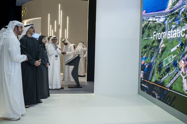 خالد بن محمد بن زايد يتفقد فعاليات &laquo;قمة أبوظبي للبنية التحتية&raquo; - صورة 2
