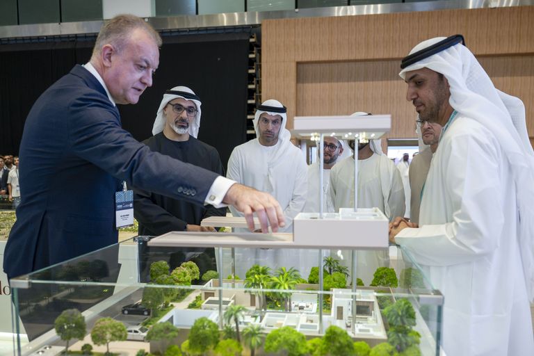خالد بن محمد بن زايد يتفقد فعاليات &laquo;قمة أبوظبي للبنية التحتية&raquo; - صورة 3