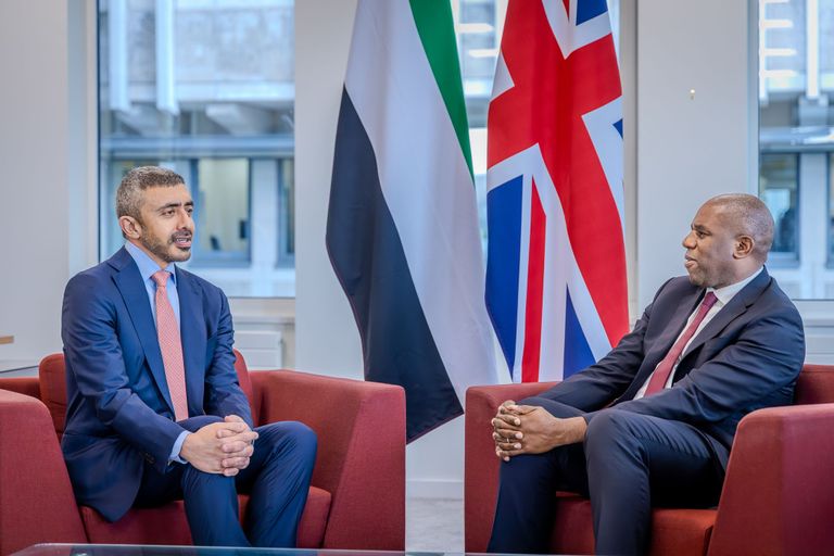 عبدالله بن زايد يبحث مع وزير العدل البريطاني تداعيات اعتداءات إيران - صورة 2