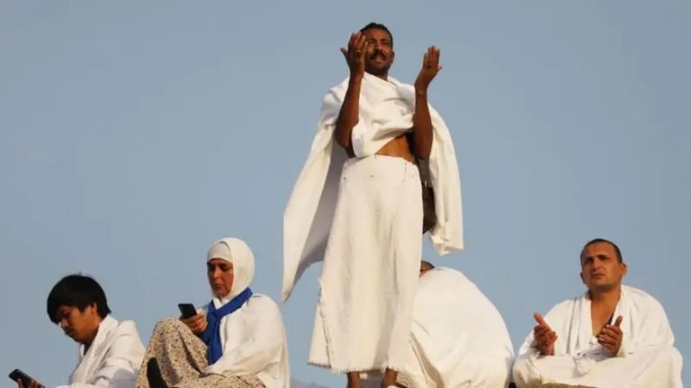 إصابات القدم في الحج 2026: دليل الوقاية وعلاج التسلخات والإجهاد العضلي - صورة 1