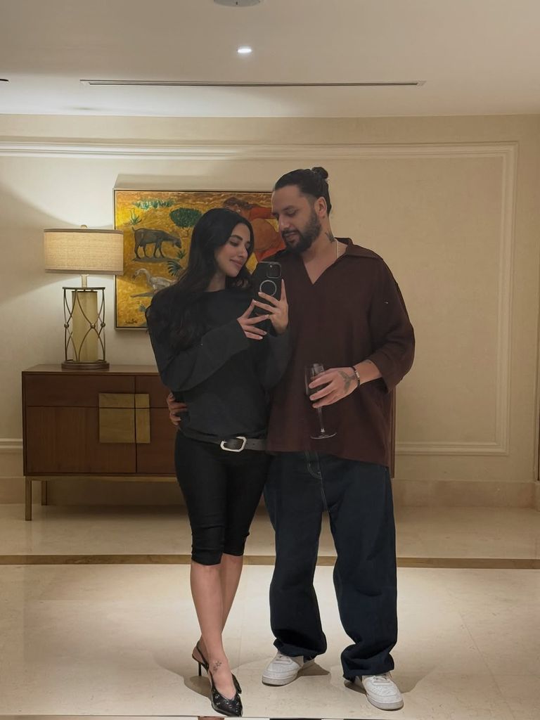 قُبلة في المصعد.. صورة جريئة لآية سماحة - صورة 3