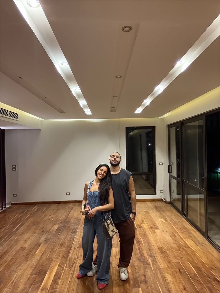 قُبلة في المصعد.. صورة جريئة لآية سماحة - صورة 5