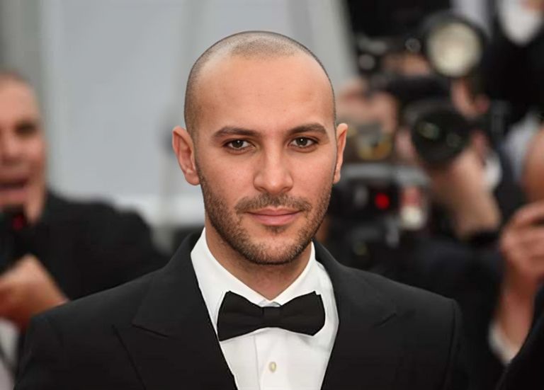 المخرج محمد دياب مخرج «أسد» ينتقد منع مرتدي الجلابية من دخول السينما: جريمة لا تُقبل - صورة 1