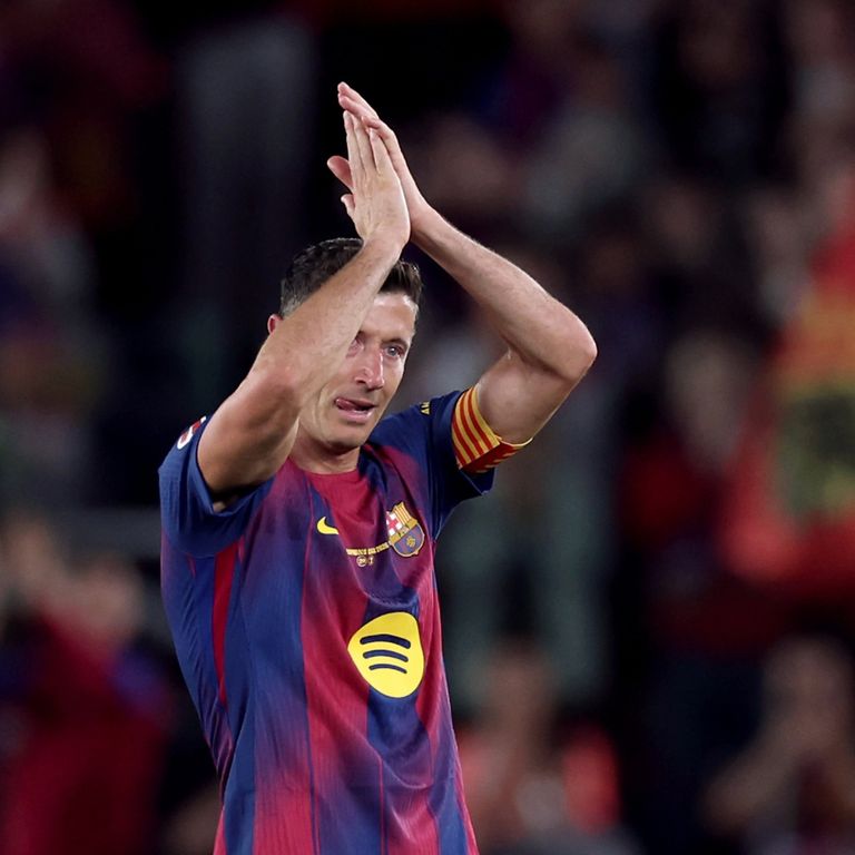 روبرت ليفاندوفسكي ليفاندوفسكي يودع برشلونة.. دموع وتصفيق وأعلام وصور (فيديو) - صورة 1