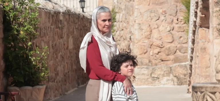 مسلسل «المدينة البعيدة» الحلقة 62.. تصاعد المواجهات داخل القصر - صورة 1