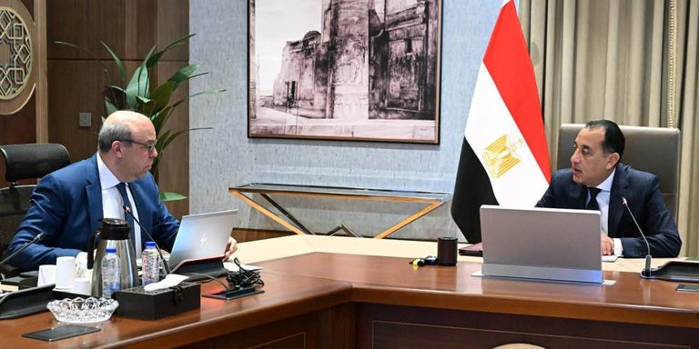 رئيس الوزراء المصري ووزير الطيران في اجتماع بشأن طرح المطارات للإدارة باستثمارات 100 مليون دولار.. مصر تطرح مشروع تطوير مطار الغردقة - صورة 1