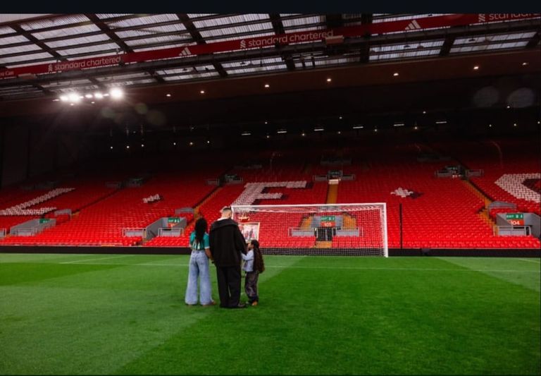 محمد صلاح يودع «أنفيلد» بصورة عائلية مع ابنتيه - صورة 1