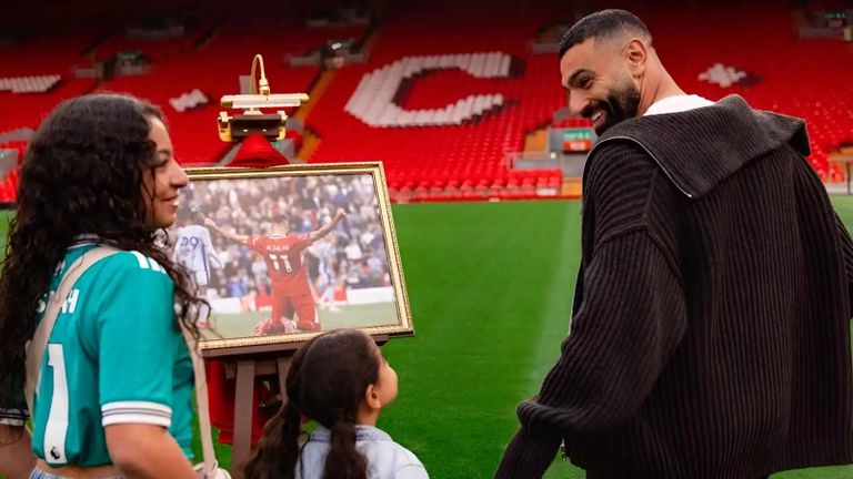 محمد صلاح يودع «أنفيلد» بصورة عائلية مع ابنتيه - صورة 2
