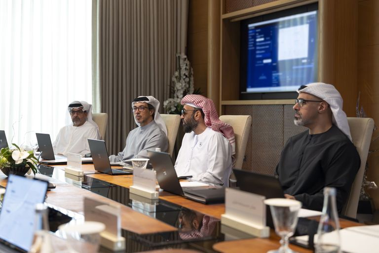 طحنون بن زايد يترأس اجتماع مجلس إدارة جهاز أبوظبي للاستثمار.. 50 عاماً على التأسيس - صورة 1