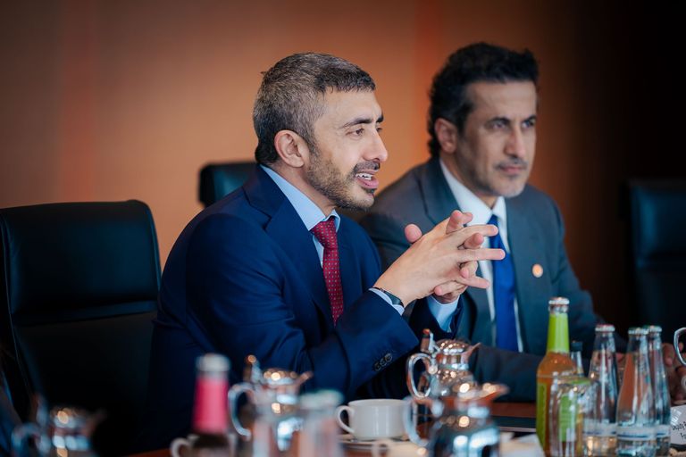 عبدالله بن زايد يبحث مع ميرتس تداعيات اعتداءات إيران على أمن الملاحة - صورة 2