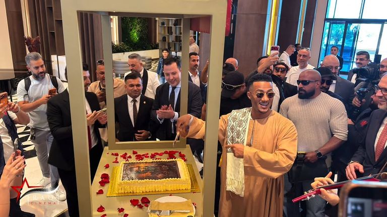 عراقيون يحتفلون بعيد ميلاد محمد رمضان خلال جولته لفيلم &laquo;أسد&raquo; - صورة 1